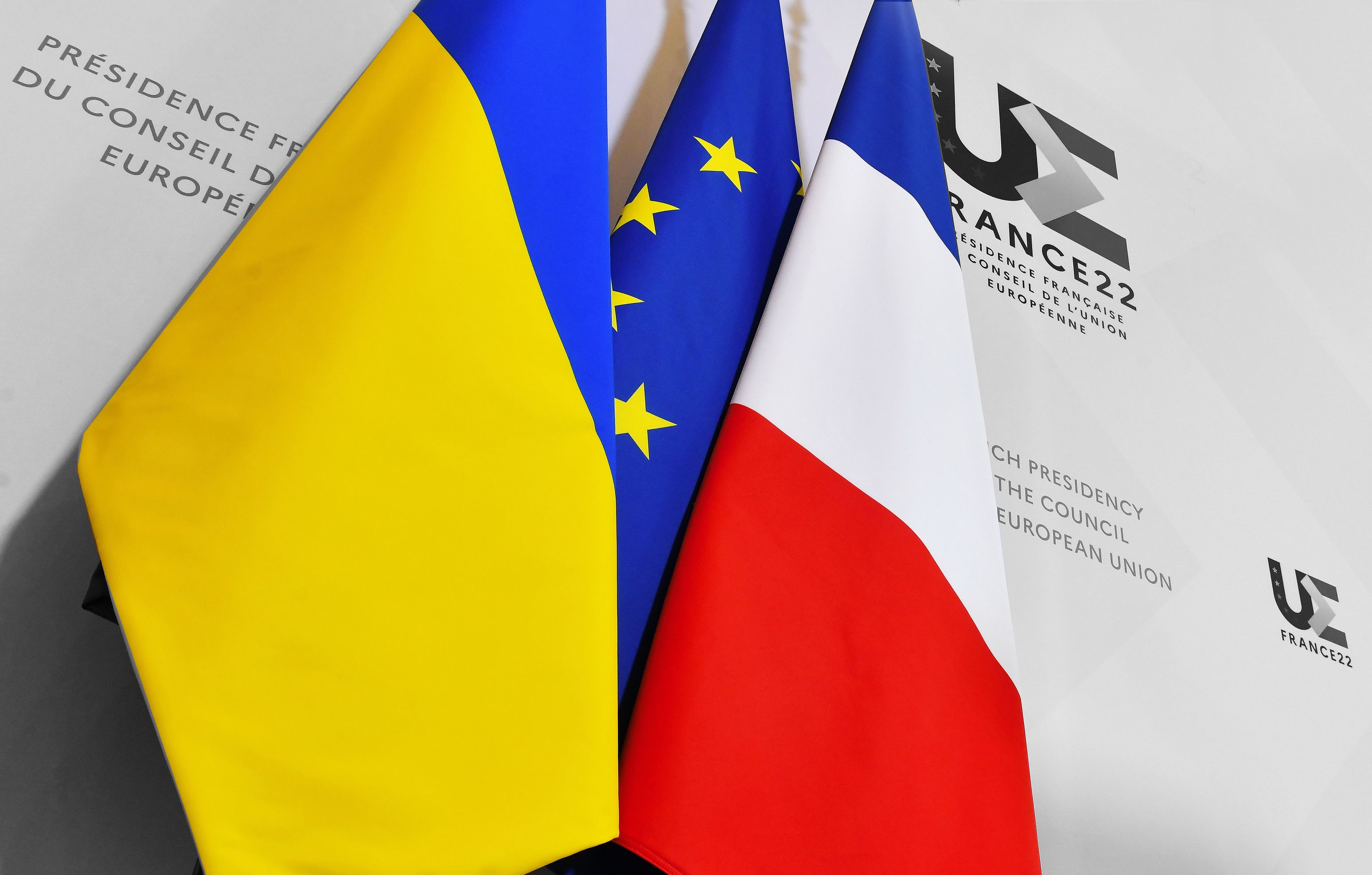 Drapeaux de conférence de presse de l'Ukraine de l'Union européenne et de la France