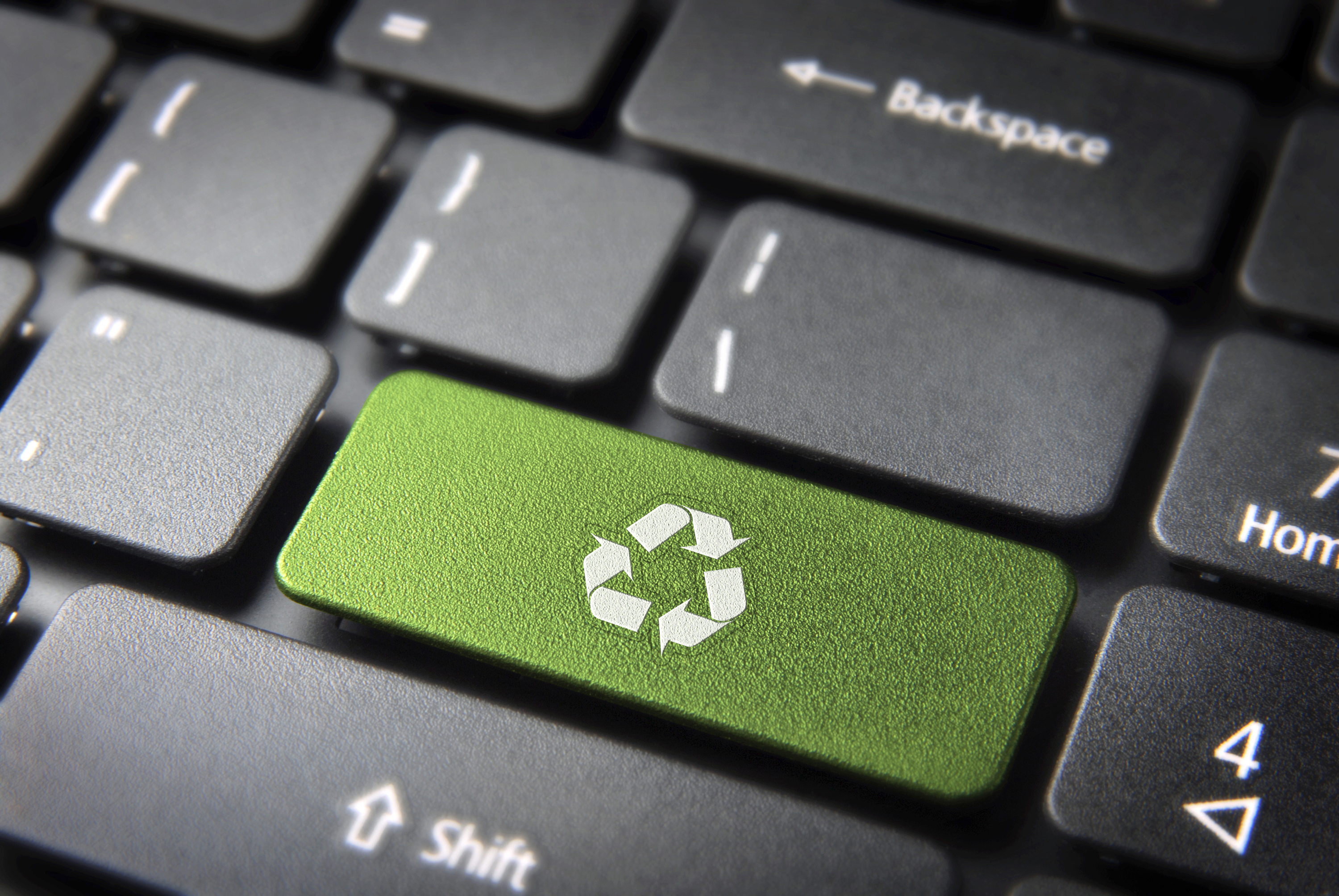 Illustration conceptuelle pour le développement durable touche de clavier verte pour le recyclage 
