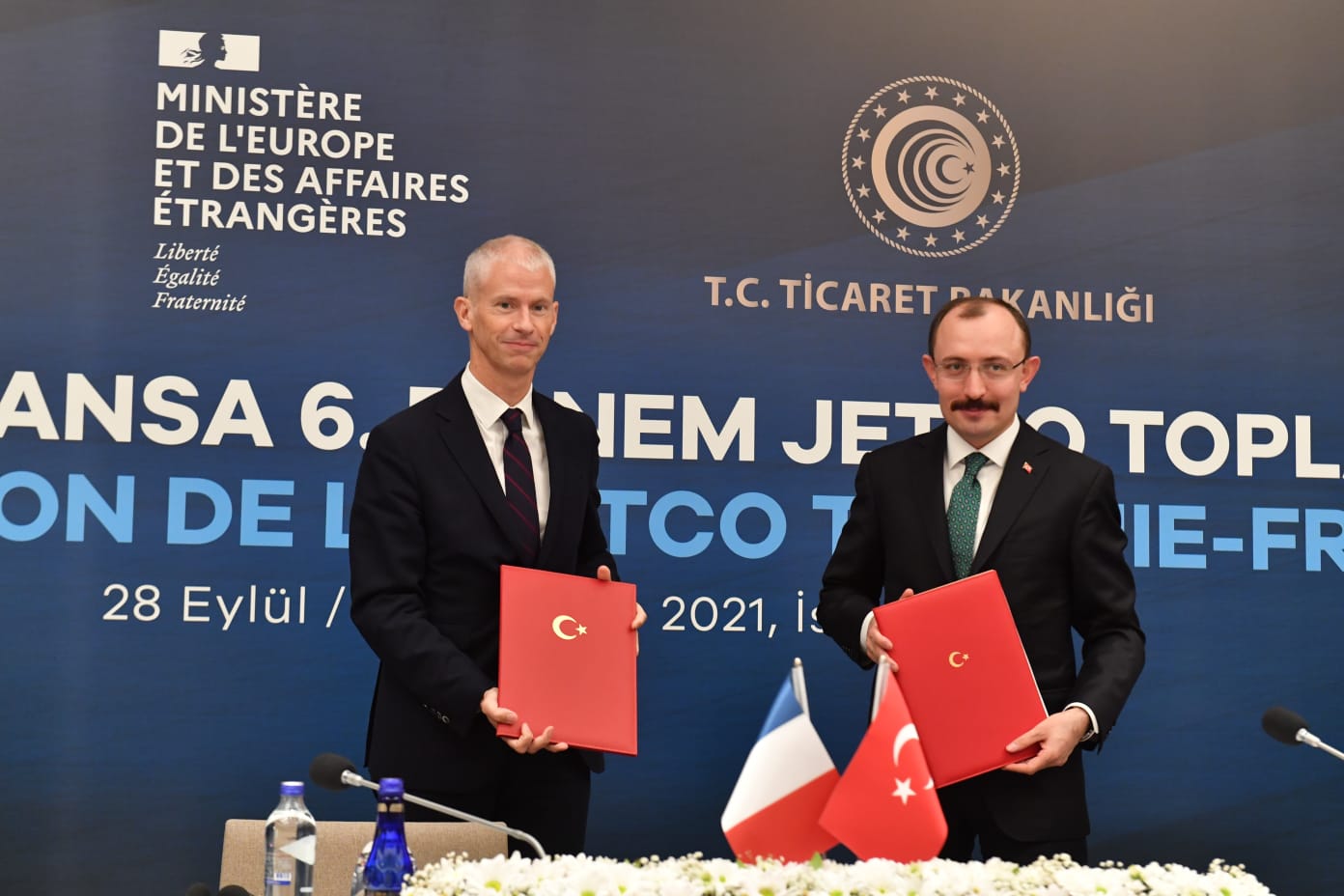Signature du protocole JETCO. De gauche à droite : Franck Riester, Mehmet Mus - Crédits photo : Ministère du Commerce turc