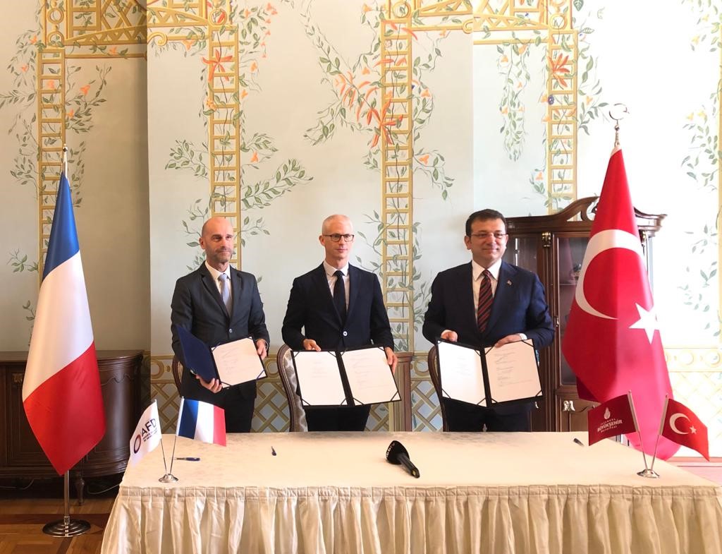 Signature de la convention de financement du tramway de la Corne d'Or à Istanbul. De gauche à droite : Tanguy Denieul, Directeur de l'AFD en Turquie, Franck Riester, Ekrem İmamoğlu, Maire d'Istanbul - Crédits photo : Municipalité d'Istanbul