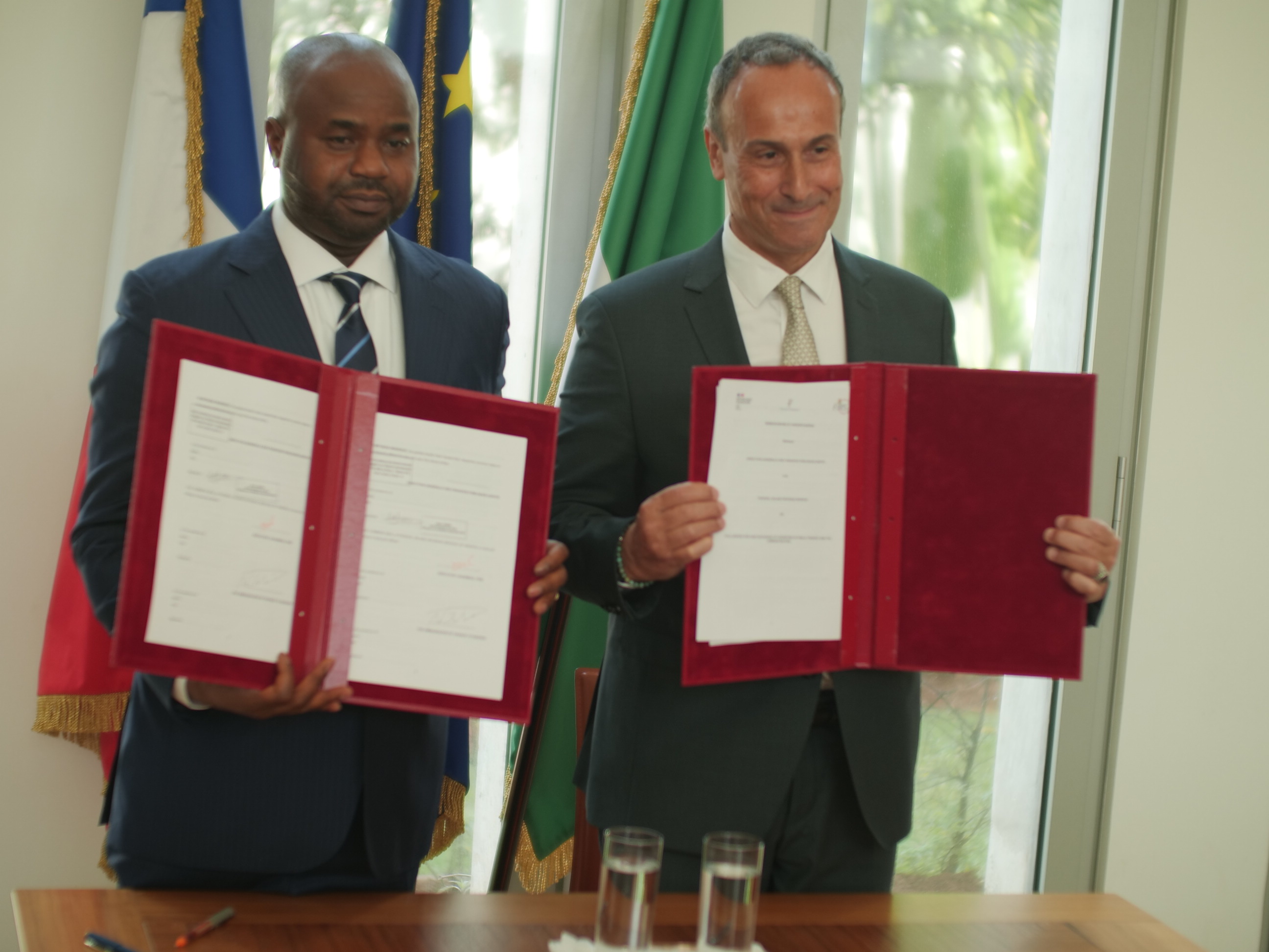 L'ambassadeur de France et le Pr&eacute;sident du FIRS ont sign&eacute; le protocole d&rsquo;accord entre les deux administrations fiscales