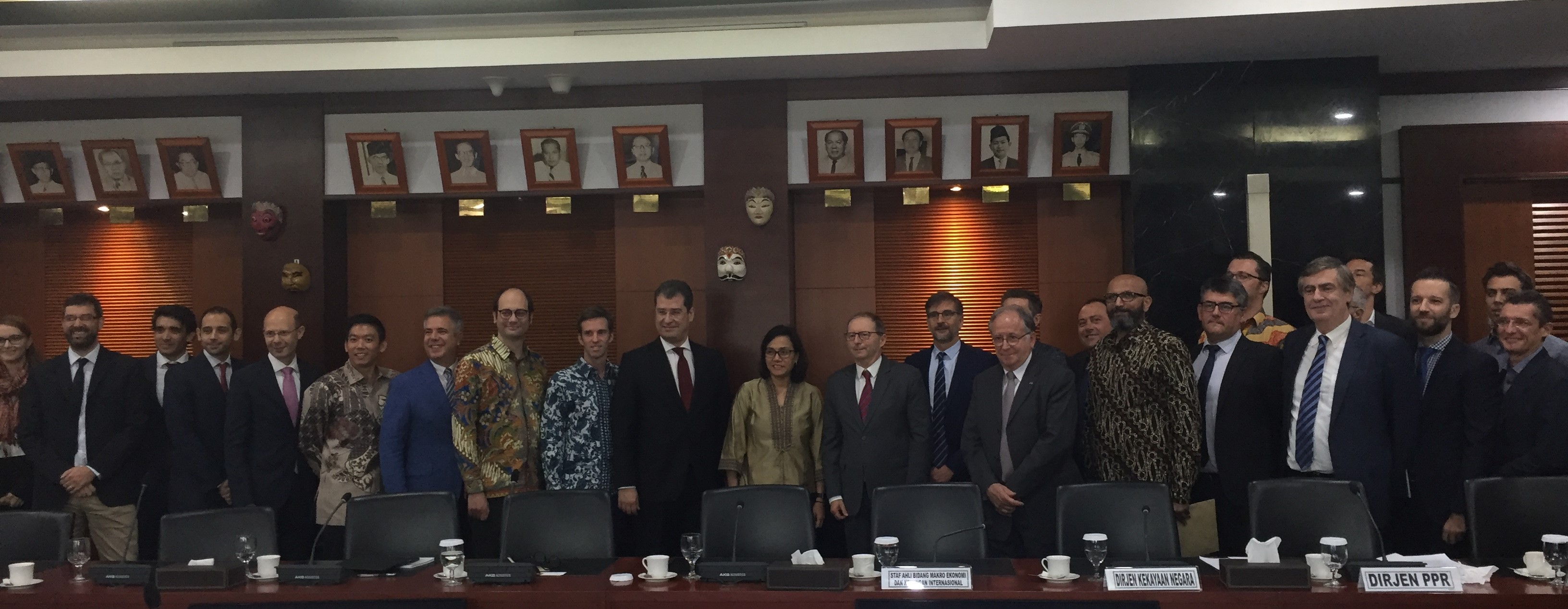 Ministre des finances  Sri Mulyani Indrawati, Ambassadeur Jean-Charles Berthonnet et représentants d'entreprises et institutions françaises