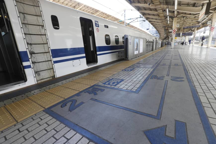 Un quai de la ligne Tokaido Shinkansen à la gare JR de Tokyo est vide car les gens ont évité de voyager malgré le début des vacances de la Golden Week.