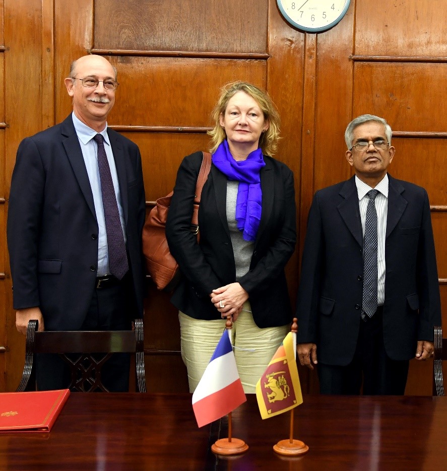 De gauche à droite : Mr Hervé Sarnelli, conseiller économique de l’ambassade de France, Mme Isabelle Miscot, chargé d’affaires à l’ambassade de France et Dr. R. H. S. Samaratunga, Secrétaire du Ministère des Finances.