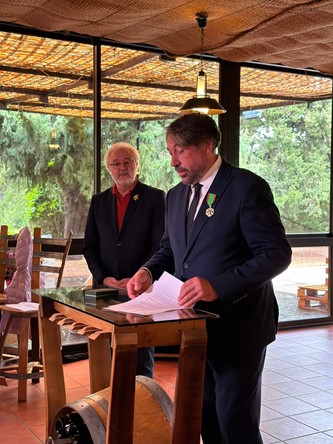 Remise de la médaille de chevalier de l’ordre du mérite agricole à M. Fabrice Guiberteau, œnologue et directeur technique de château Kefraya