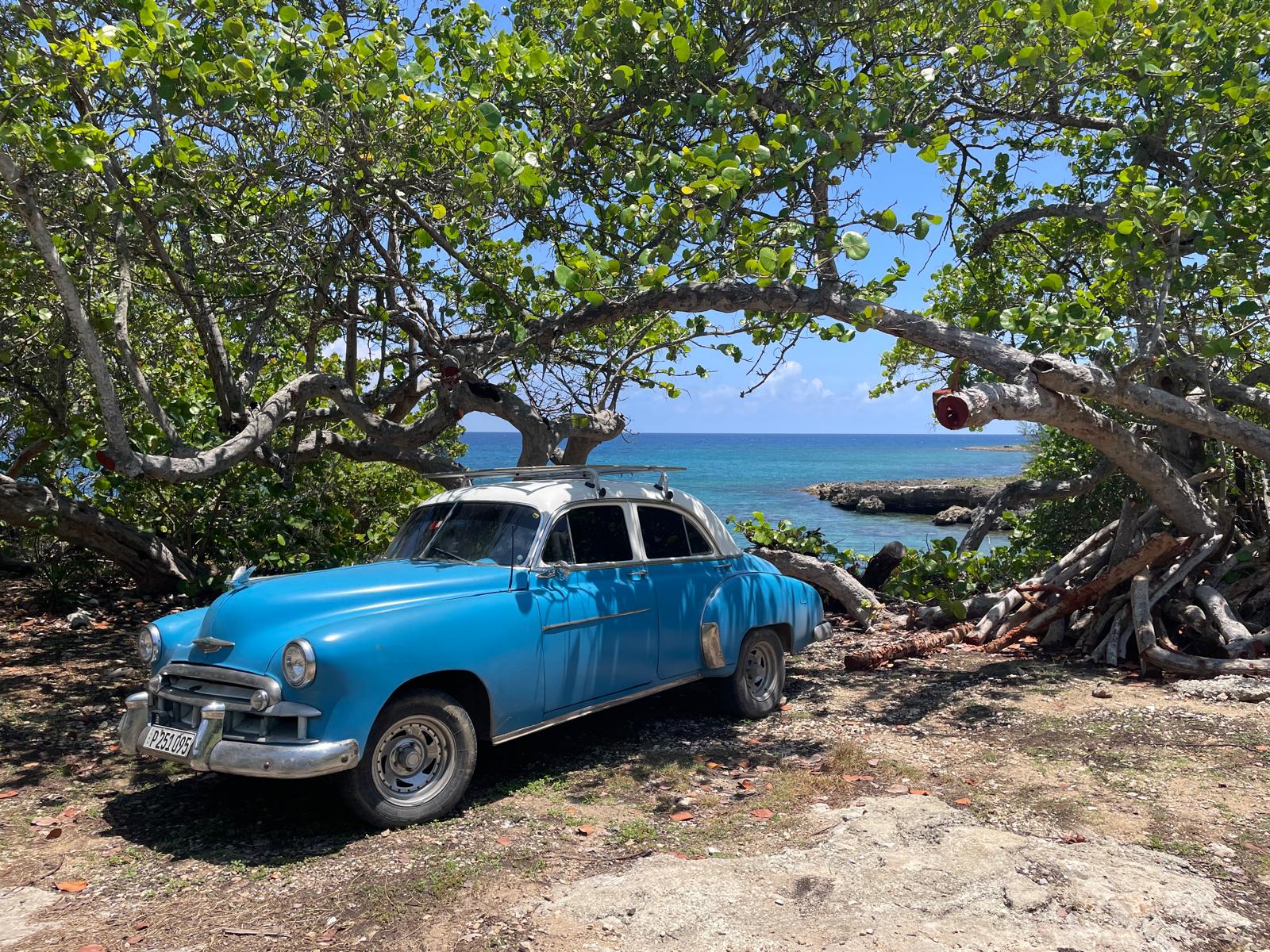 Auto en la playa