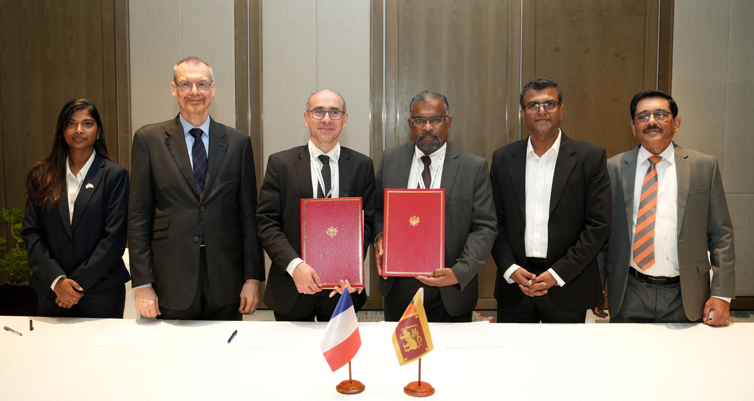 Le Chef de Service William Roos avec le Secrétaire au Trésor Mahinda Siriwardena, l’Ambassadeur Rémi Lambert, le ministre délégué des Finances et de la Planification Harshana Suriyapperuma, le gouverneur de la Banque centrale du Sri Lanka Dr. Nandalal Weerasinghe et la représente du service économique à Colombo Hema Ramachandran