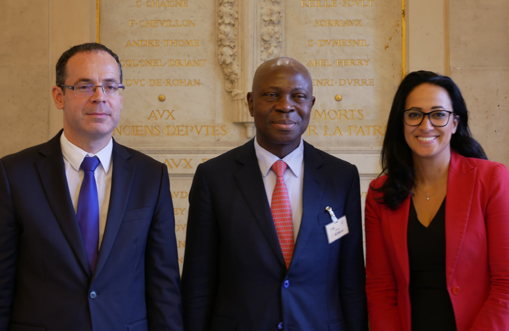 De gauche à droite, M. Guillaume Chabert Chef de service du SAMD à la DG Trésor, M. Gilbert Houngbo Président du FIDA et Mme Amal-Amélia Lakrafi députée et membre de la commission des Affaires étrangères. 