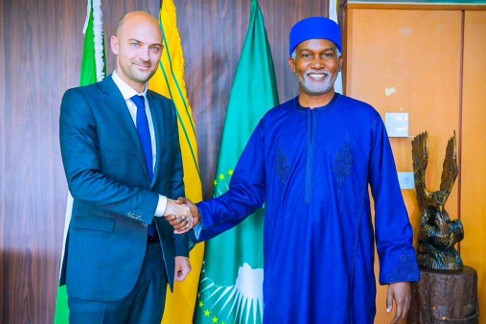 Jean-Noël Barrot et son homologue Yusuf Tuggar, le 19 octobre à Abuja