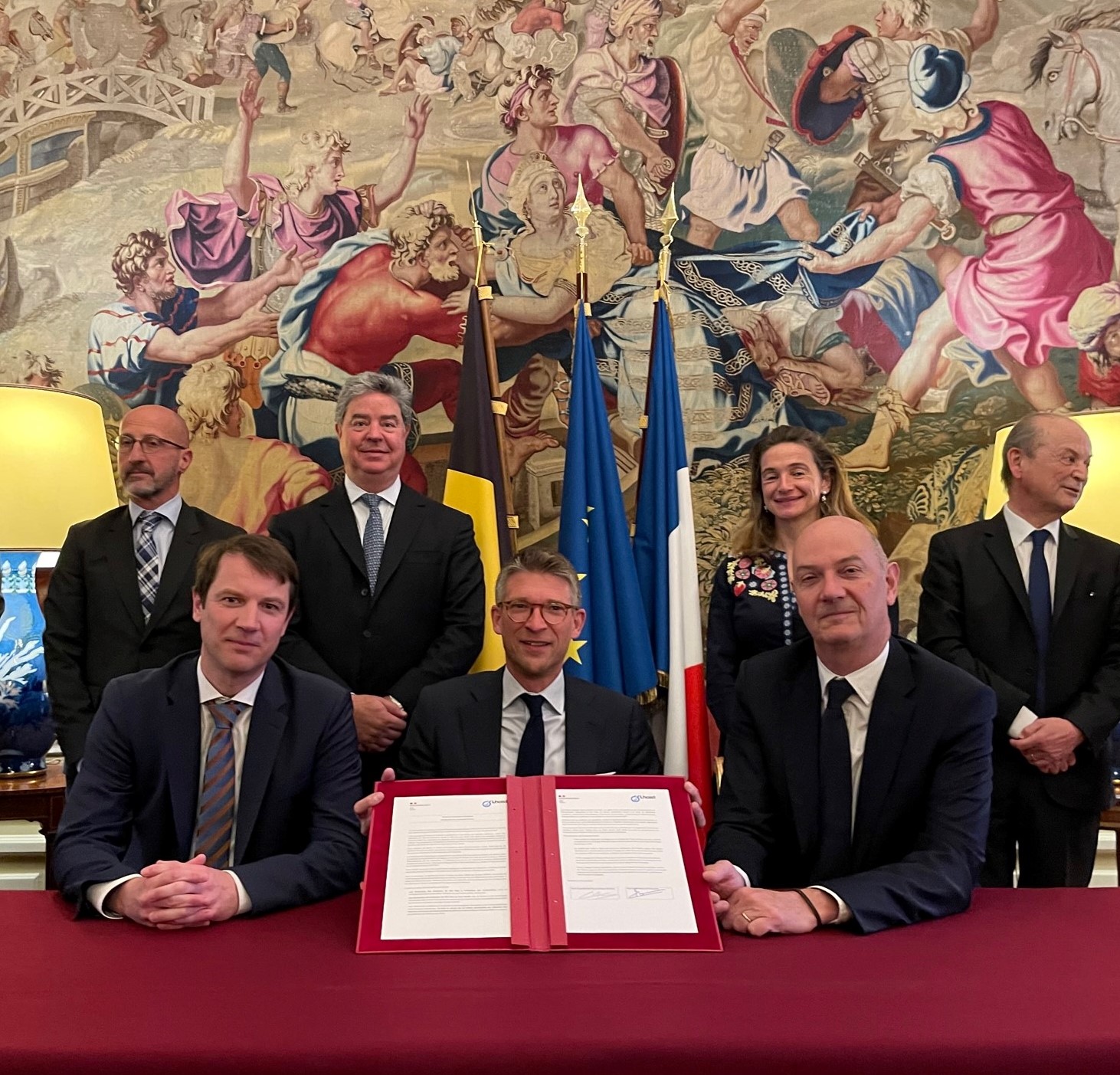 1er rang, de gauche à droite : 	Cédric de Vicq, CEO Europe de Lhoist 	Pierre-Yves Dermagne, Vice-Premier ministre belge et ministre de l’Economie et du Travail 	Roland Lescure, Ministre délégué chargé de l’industrie  2ème rang, de gauche à droite : 	Jacques Chanteclair, CEO France de Lhoist 	Marcos França, CEO Groupe Lhoist 	Valentine Berghmans, chief sustainability officer de Lhoist  	François Sénémaud, ambassadeur de France