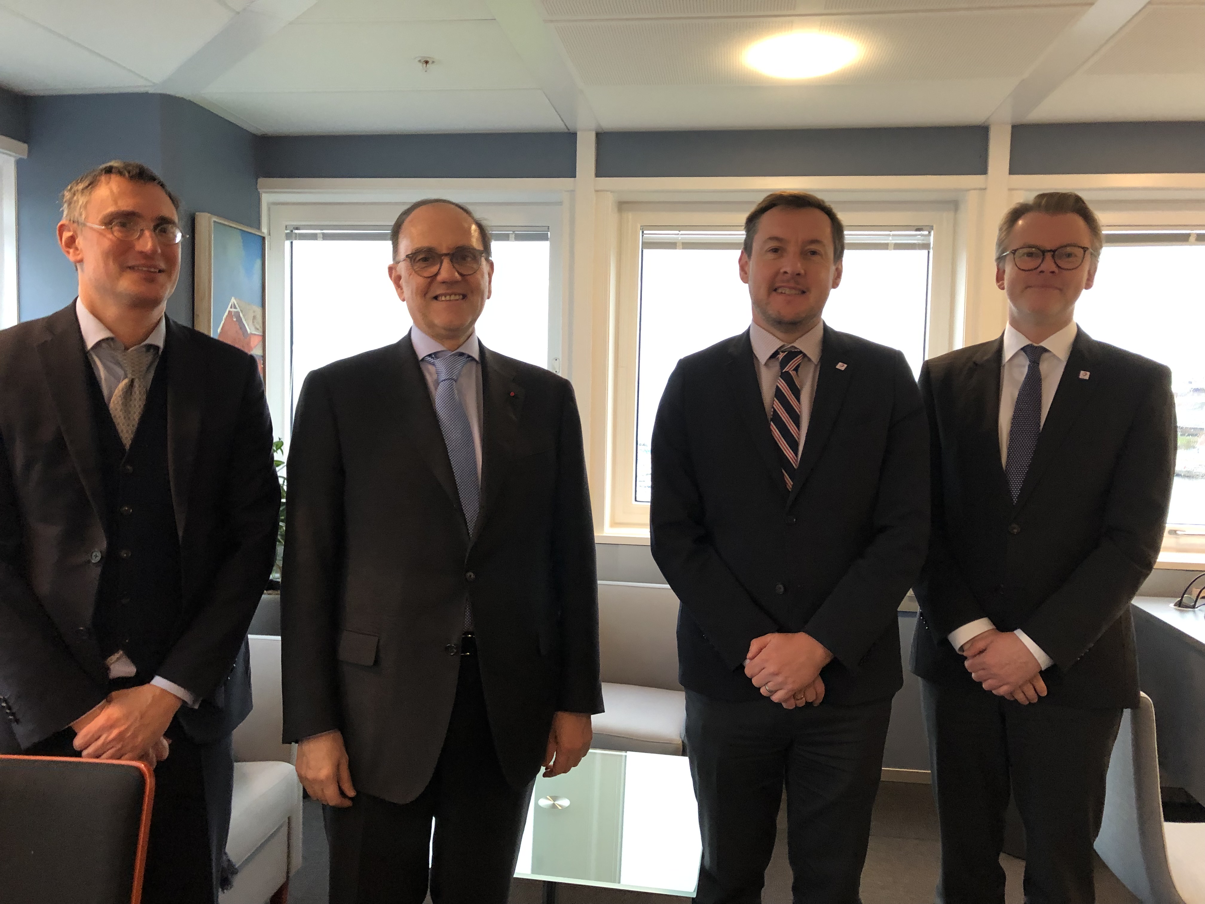 De gauche à droite :  M. Zanghellini (Conseiller économique de l’Ambassade) M. Duhamel (Ambassadeur de France en Norvège), M. Cunningham (PDG de Total E&P Norge) et M. Eide (Directeur des opérations chez Total E&P Norge)