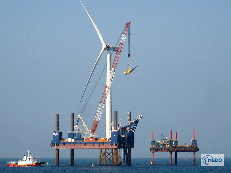 Construction du démonstrateur éolien flottant de Kitakyushu, financé par la NEDO, construit par Hitachi Zosen, conçu par Ideol