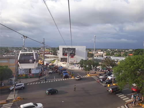 Inauguration du 1er téléphérique urbain des Caraïbes à Saint-Domingue, réalisé par l'entreprise française POMA