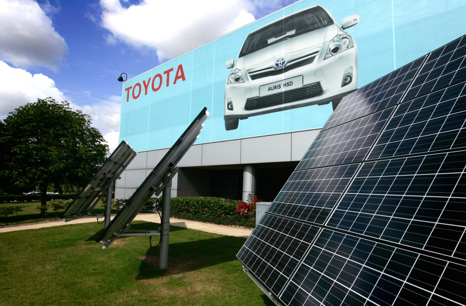 Panneaux solaires devant une affiche de Toyota Motor