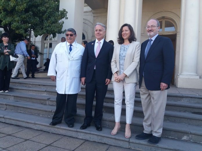 La Ministre, Agnès Buzyn entourée de gauche à Droite du Ministre de la Santé Chilien, Emilio Santelices et de l’Ambassadeur de France Roland Dubertrand à l’Hôpital del Salvador, Santiago (mars 2018).