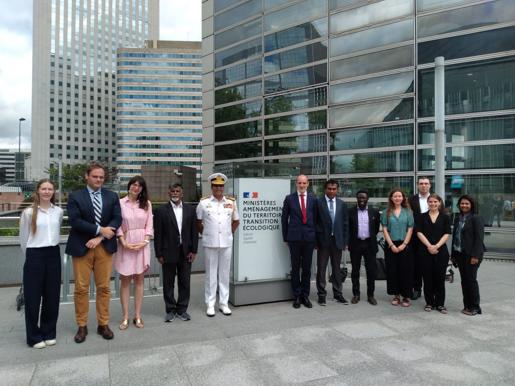 Visite de la délégation sri-lankaise à la DGAMPA (Direction générale des affaires maritimes, de la pêche et de l’aquaculture), en présence des équipes françaises, dont M. Olivier Marc Dion (DGAMPA), Mme Alexis Morel (DIRM NAMO), Mme Mathilde Sbinne (DGAMPA) et Mme Alix Mathieu (DGAMPA), aux côtés de la délégation sri-lankaise composée du Dr A. Kanapathipillai (NARA : National Aquatic Resources Research and Development Agency), du Dr K. Bedigama (Ministère des Pêches), de Mme I. Akarawita et du Contre-Amiral Y. Serasinghe (Garde-côtes sri-lankais).