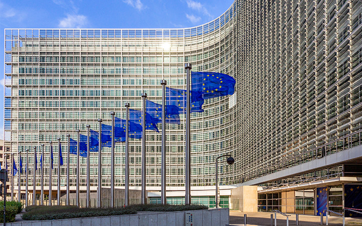 Drapeau de l&rsquo;Union europ&eacute;enne devant le si&egrave;ge de la Commission europ&eacute;enne.