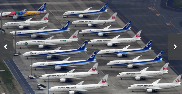 Avions au sol dans un aéroport au Japon
