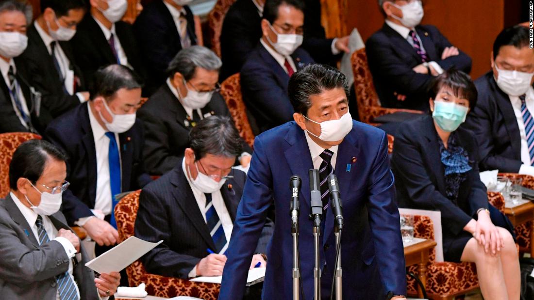 Shinzo Abe lors de discussions sur les mesures de soutien économique
