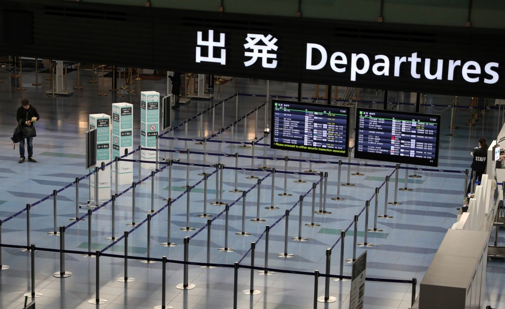 Hall de départ vide dans un aéroport japonais en mars 2020