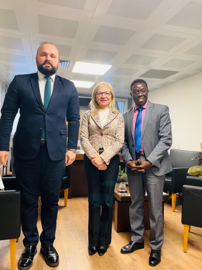 De gauche à droite : M. Berat Durmus, Mme Özlem Taskin-Erten et M. Mafal Thiam - Crédits photo : SER