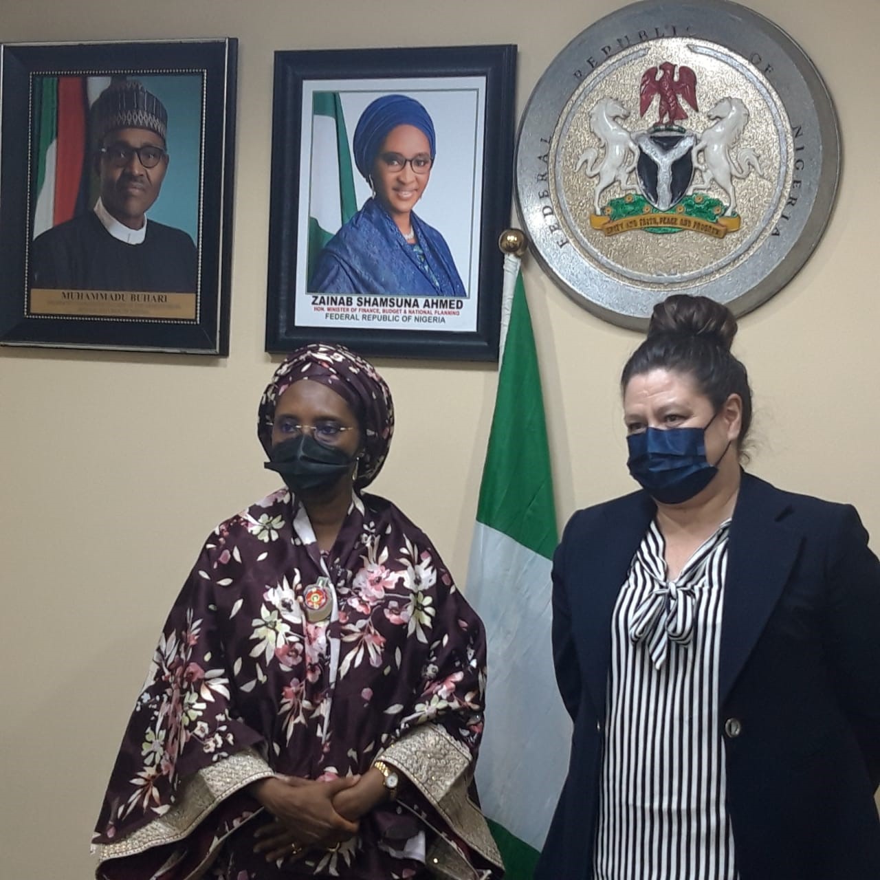 Emmanuelle Blatmann, Ambassadrice de France au Nigéria et Zainab Ahmed, Ministre des Finances, du Budget et de la Planification du Nigéria, lors de la signature du prêt concessionnel du Trésor, le 13 janvier 2022.