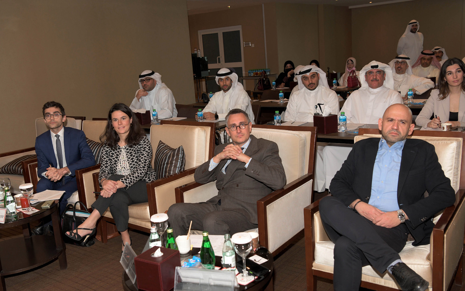 De gauche à droite: Nicolas Vital et Laure Hilzenkopp, Project managers chez FIN INFRA; Bruno Zanghellini, Chef du SE du Koweït; Nayef Al Haddad, Directeur du département de recherche et de plannification stratégique à l'Autorité koweïtienne des partenariats public privé (KAPP). 
