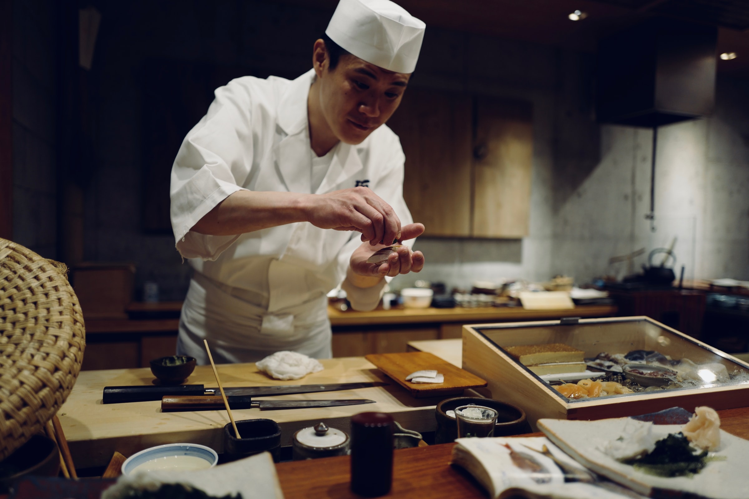 Un chef sushi (itamae) à Tokyo
