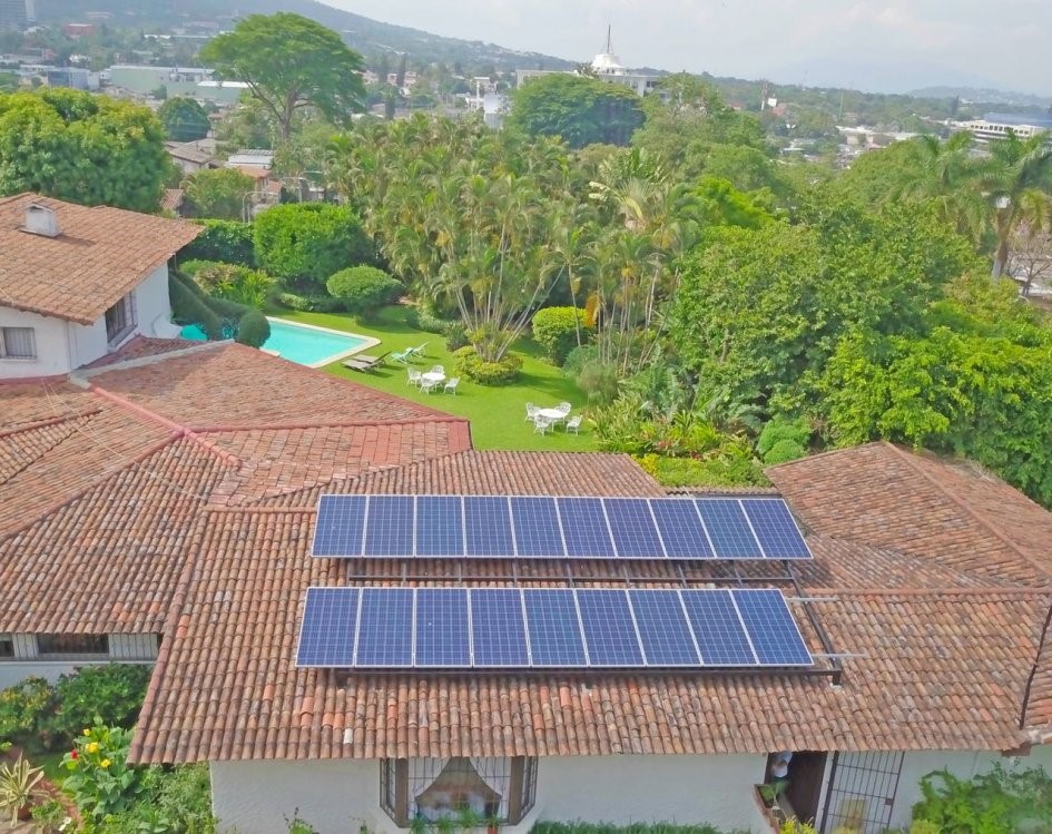Panneaux solaires sur le toit de la Résidence de France au Salvador