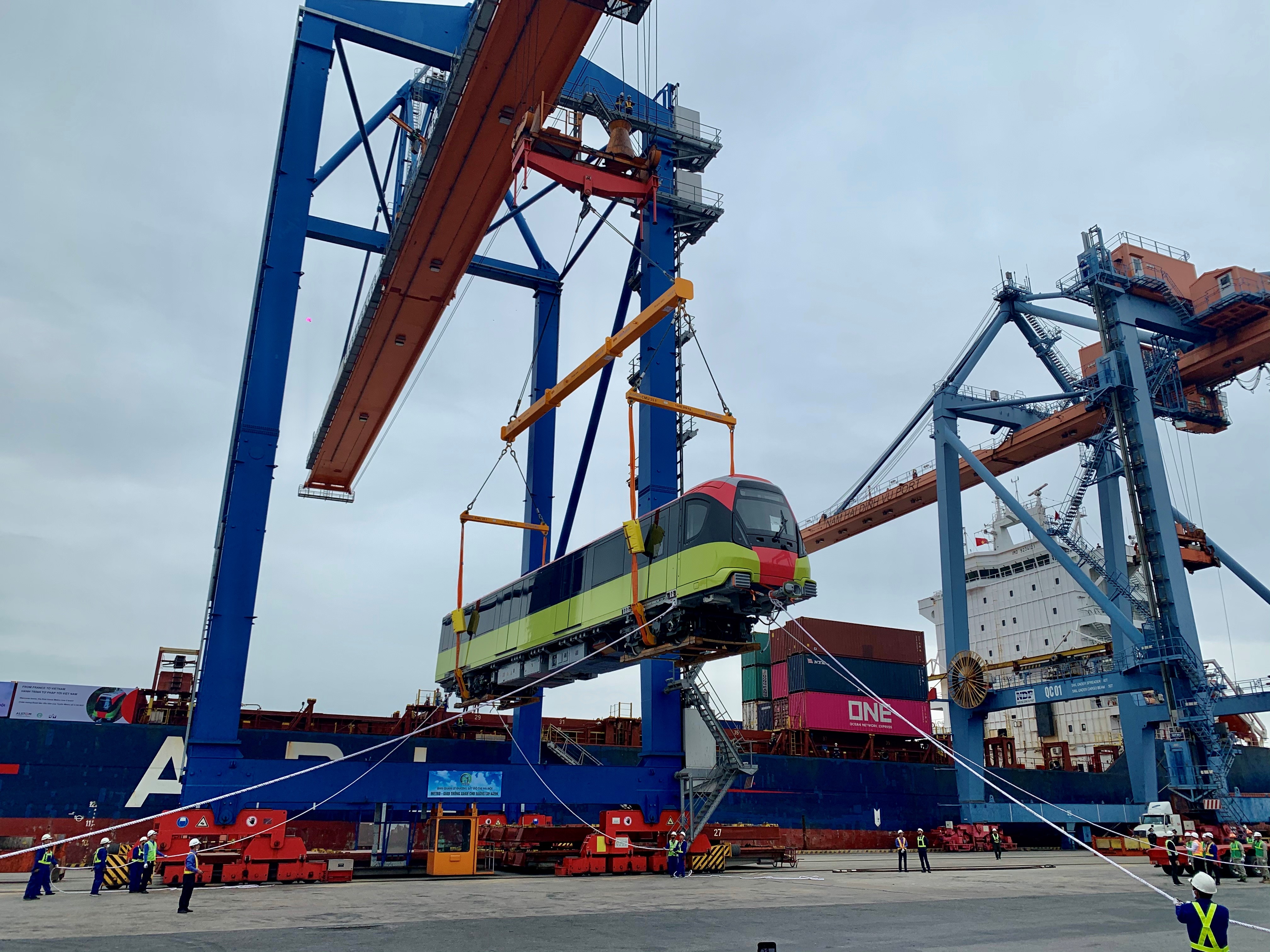 Déchargement du train à Haïphong