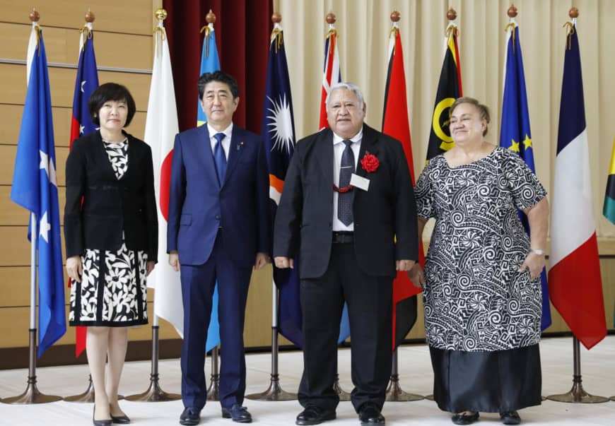 Le Premier ministre Shinzo Abe et son homologue samoan, Tuilaepa Lupesoliai Sailele Malielegaoi, et leurs épouses lors de la réunion des dirigeants des îles du Pacifique à Iwaki, dans la préfecture de Fukushima, en 2018. | KYODO