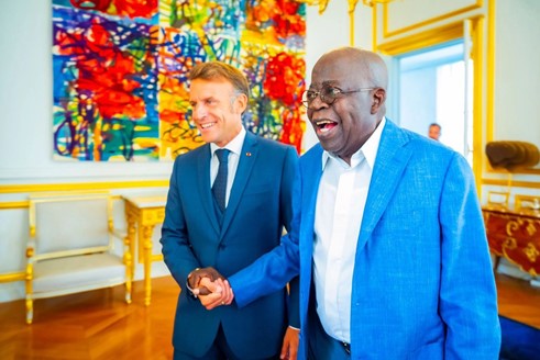 Emmanuel Macron accueille Bola Tinubu au Palais de l'Elysée
