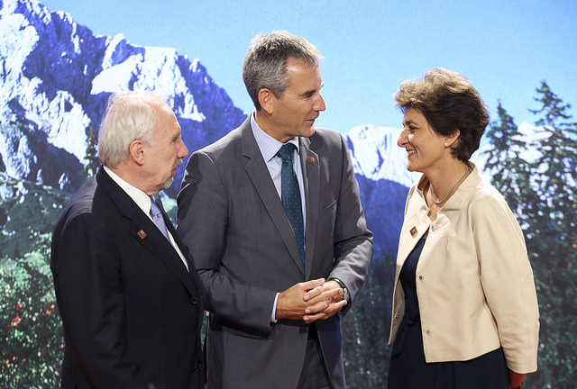 Le Ministre Hartwig Löger et le Gouvernneur Nowotny saluent Mme Sylvie Goulard (c) BKA)