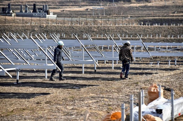 Construction d'une ferme solaire dans la préfecture de Fukushima (Yomiuri Shimbun)