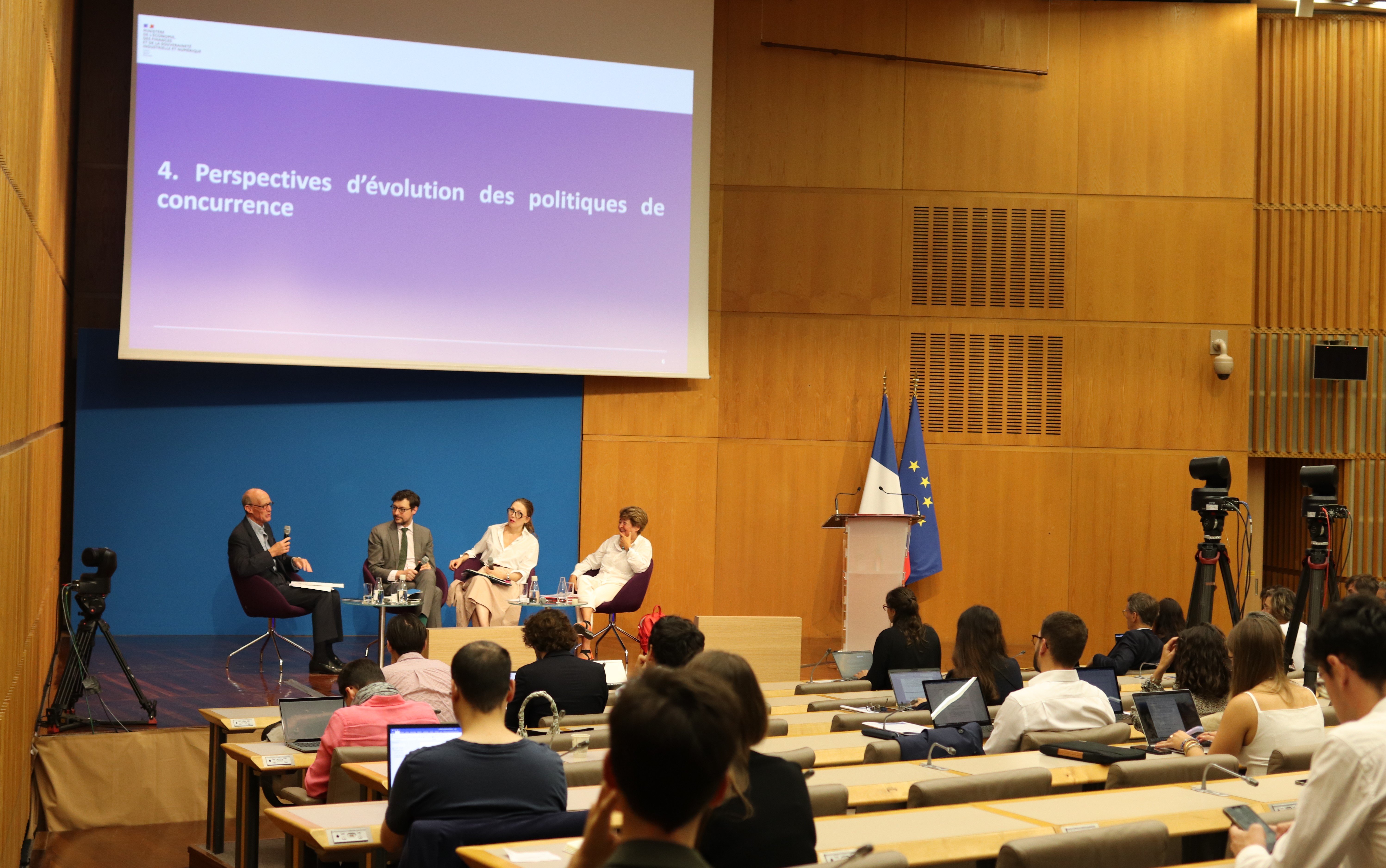 Photo de la salle avec les intervenants en fond