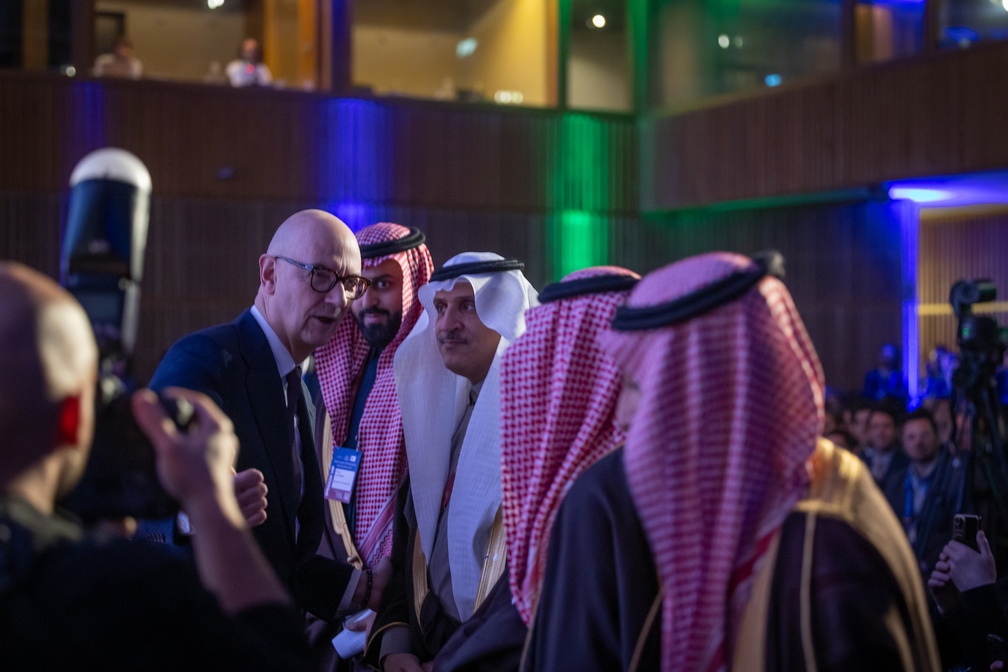 Le ministre Roland Lescure avec la délégation saoudienne.