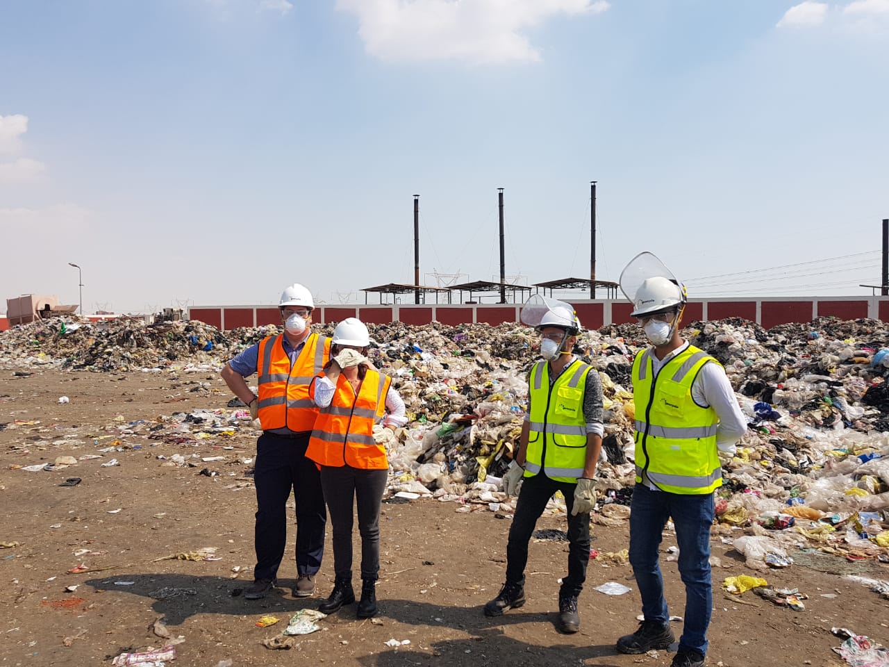 Les représentants du Service Economique sur le site du centre de tri de Suez, accompagnés des ingénieurs de Géocycle