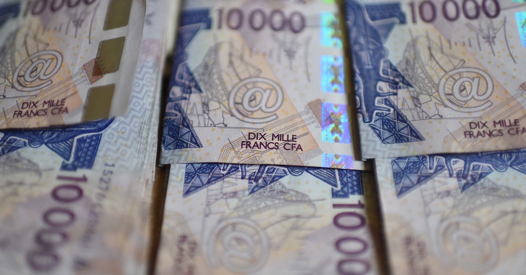 Un billet de dix mille francs CFA