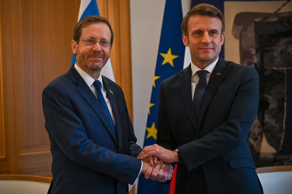 Le Président Emmanuel Macron avec le Président Isaac Herzog le 20 mars 2022 