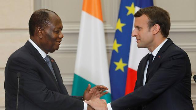 Poignée de main entre le président français Emmanuel Macron et son homologue ivioirien Alassane Ouattara